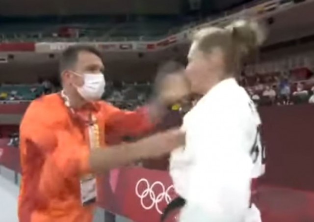 IMAGINI IREALE de la Olimpiadă! Un antrenor neamț își ia la palme sportiva. VIDEO