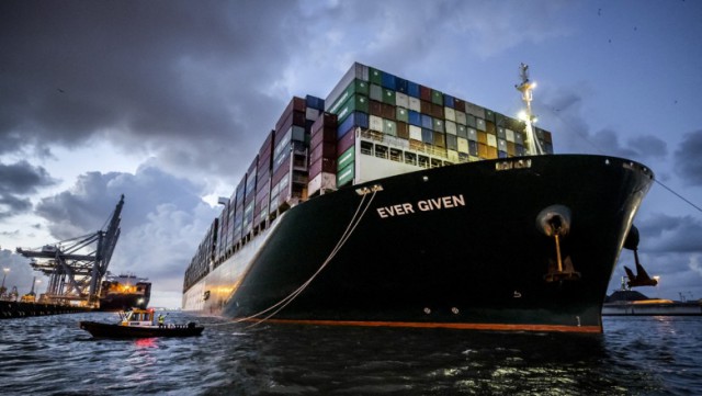 După patru luni de întârziere, nava Ever Given a ajuns în sfârşit la Rotterdam