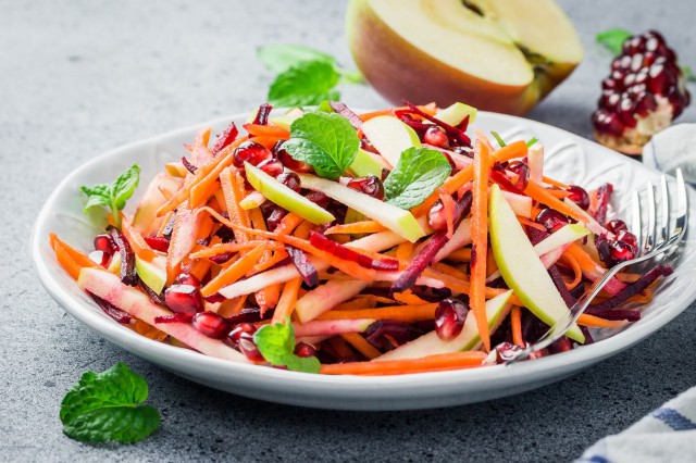 Salată „Vitamina” cu țelină, morcovi, sfeclă roșie, mere și susan