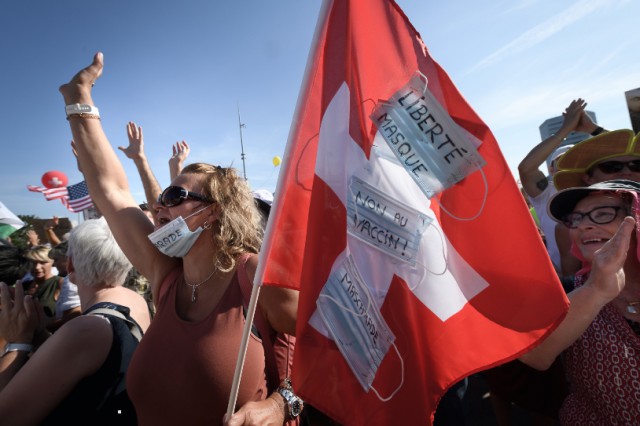 Coronavirus: Un ofiţer de poliţie a fost rănit în protestele anti-restricţii din oraşul eleveţian Lucerna