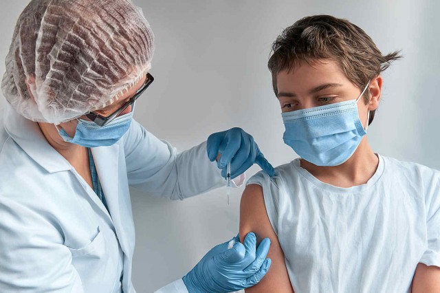 Beneficiile vaccinării anti-COVID-19 pentru adolescenți, mai mari decât riscurile