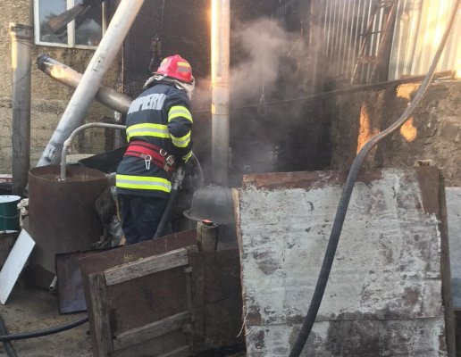 Un POMPIER aflat în TIMPUL LIBER a ajutat la lichidarea unui INCENDIU izbucnit la o gospodărie