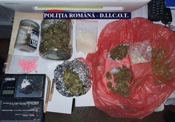 TREI TINERI, ARESTAȚI pentru TRAFIC de DROGURI de MARE RISC, în VAMA VECHE