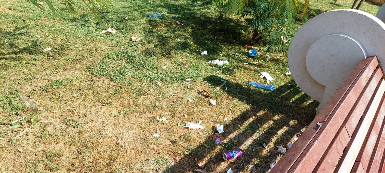 NESIMȚIRE FĂRĂ MARGINI în PARCUL de la FAR: Las’ că vine Primăria și strânge! Video NESIMȚIRE FĂRĂ MARGINI în PARCUL de la FAR: Las’ că vine Primăria și strânge! Video