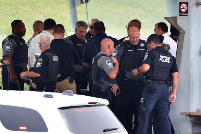 SUA: Un poliţist a fost ucis în atacul produs la câţiva metri de clădirea Pentagonului