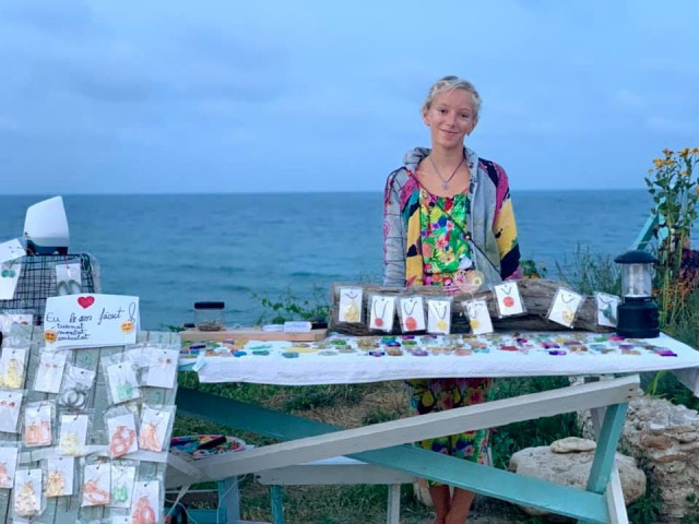 O fetiţă VINDE accesorii făcute chiar de ea pentru a-şi SALVA căţelul