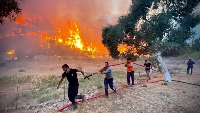 Trei tineri, arestaţi pentru tentativă de incendiere în Pireu
