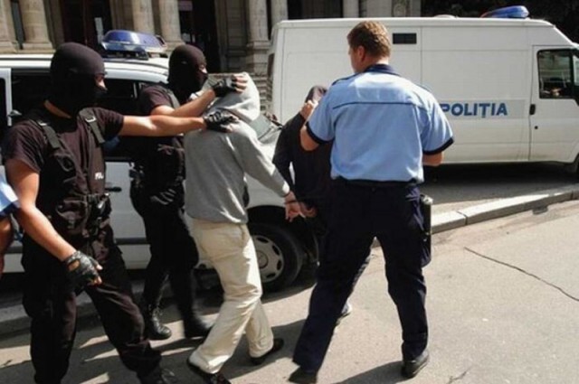 Doi români au înșelat peste 180 de cetățeni din Cehia prin intermediul unor tranzacţii online