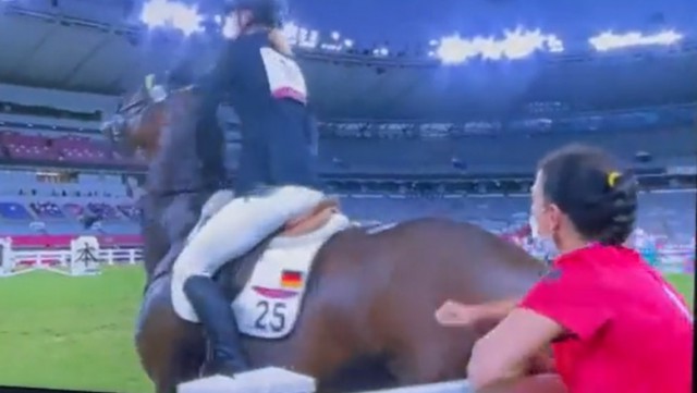 JO 2020. Antrenoare exclusă, după ce a lovit calul care nu a vrut să sară peste obstacole. VIDEO