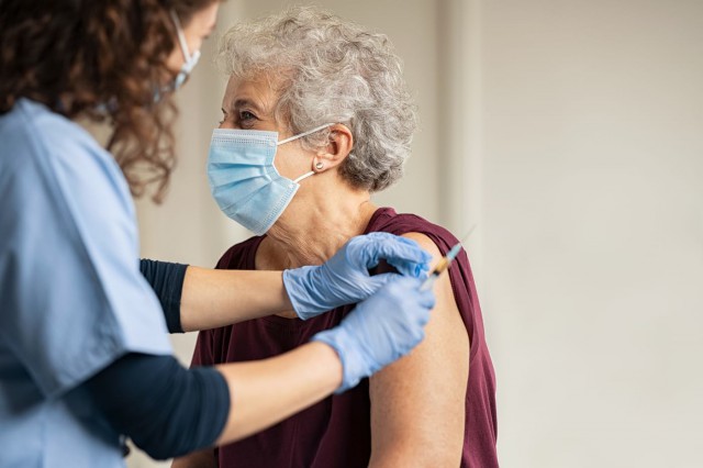 Ce efecte adverse pot avea vaccinurile anti-COVID-19?