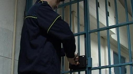 Un DEȚINUT a încercat să îi scoată OCHII cu FURCULIȚA unui GARDIAN