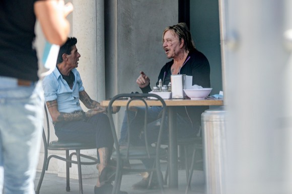 Mickey Rourke, transformat total. Are fața plină de cicatrici