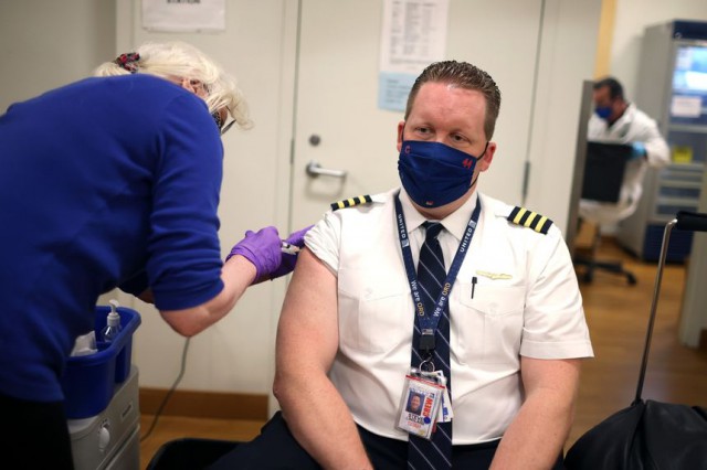 Compania aeriană United Airlines le cere angajaţilor să se vaccineze anti-COVID-19, altfel vor fi concediaţi
