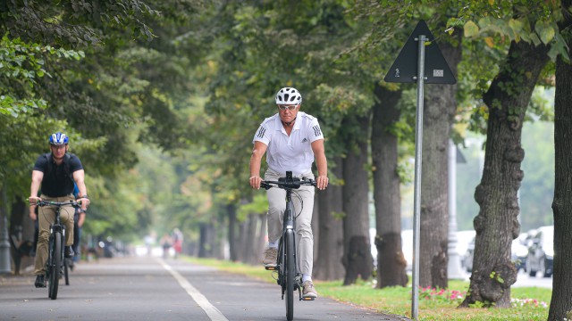 Preşedintele Iohannis, pe bicicletă, către Palatul Cotroceni