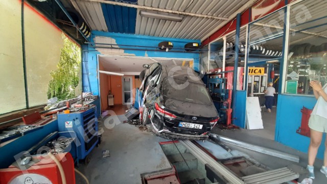 EXCLUSIV! Un MOLDOVEAN a INTRAT cu MAȘINA prin GEAMUL unui SERVICE auto, la OVIDIU! Video