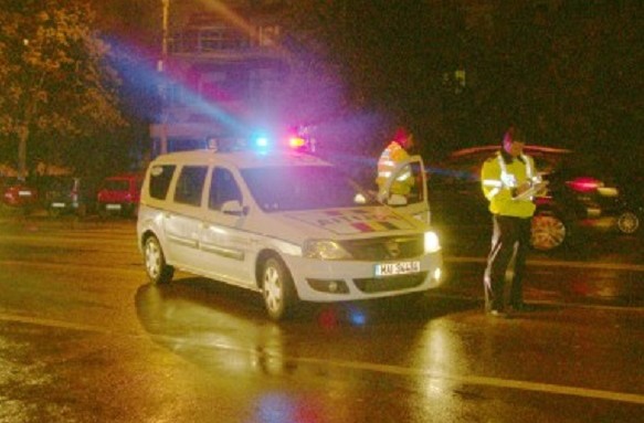 DOI TINERI, REŢINUŢI după ce au FURAT o MAŞINĂ şi au plecat la PLIMBARE