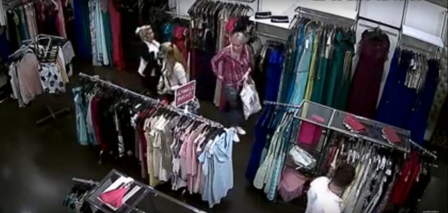 Un INDIVID a FURAT mai multe HAINE dintr-un MAGAZIN de pe strada MIRCEA cel BĂTRÂN