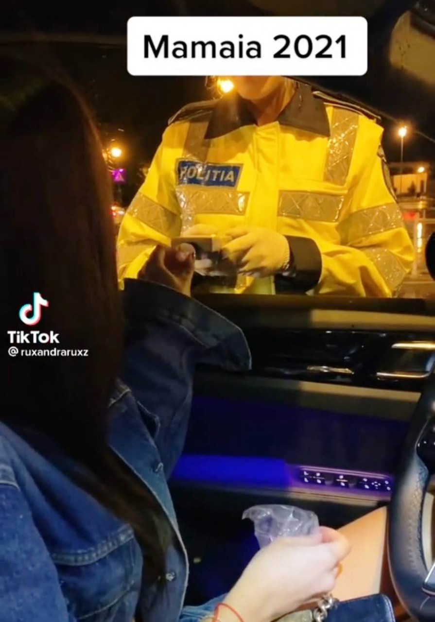 S-a FILMAT în TIMP ce SUFLA în FIOLĂ, în MAMAIA, și a POSTAT pe TIK TOK S-a FILMAT în TIMP ce SUFLA în FIOLĂ, în MAMAIA, și a POSTAT pe TIK TOK