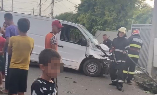 ÎNTRECERE pe străzile din Medgidia: Un autovehicul INTRAT în STÂLP. Video