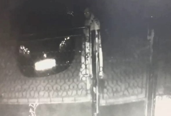 Un HOȚ a fost SURPRINS de CAMERELE de SUPRAVEGHERE, în timp ce VOIA să FURE. VIDEO