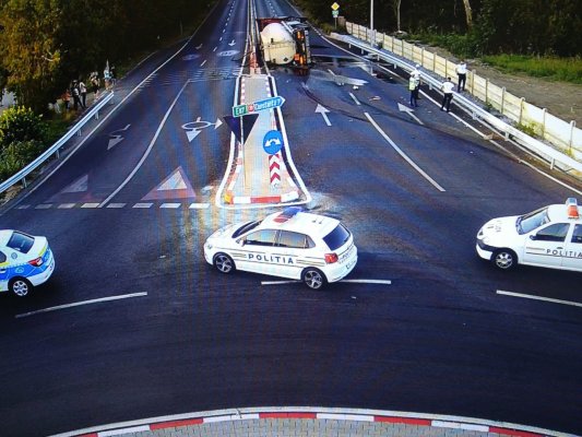 ACCIDENT RUTIER în LAZU: Un CAMION ÎNCĂRCAT cu MOTORINĂ s-a RĂSTURNAT