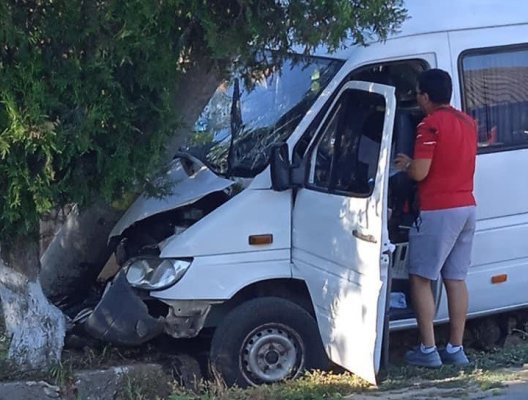 Accident rutier: UN MICROBUZ a intrat în STÂLP, în localitatea Cotu Văii