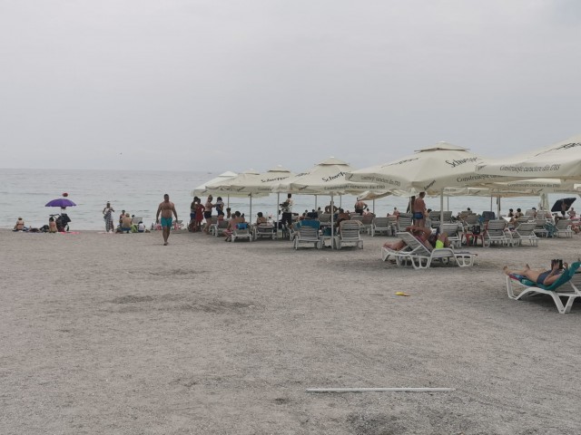 Sara Boutigue Hotel din MAMAIA, cu ȘEZLONGURILE în BUZA APEI. VIDEO