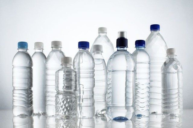 Pericolul din sticla de plastic: Cum devine cancerigenă apa din pet