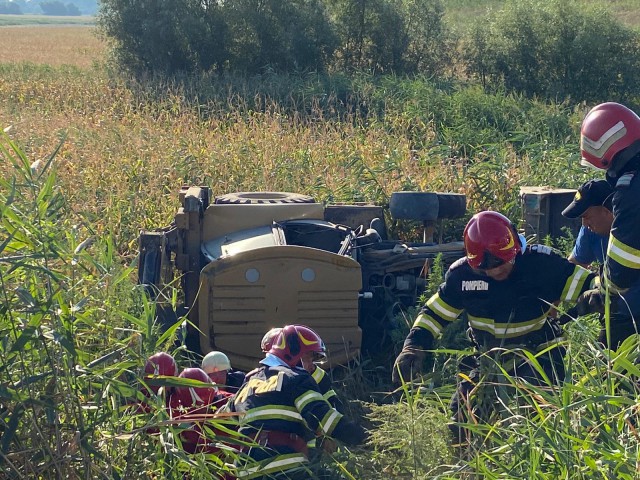 Accident rutier pe DJ 222C: Un BULDOEXCAVATOR s-a RĂSTURNAT