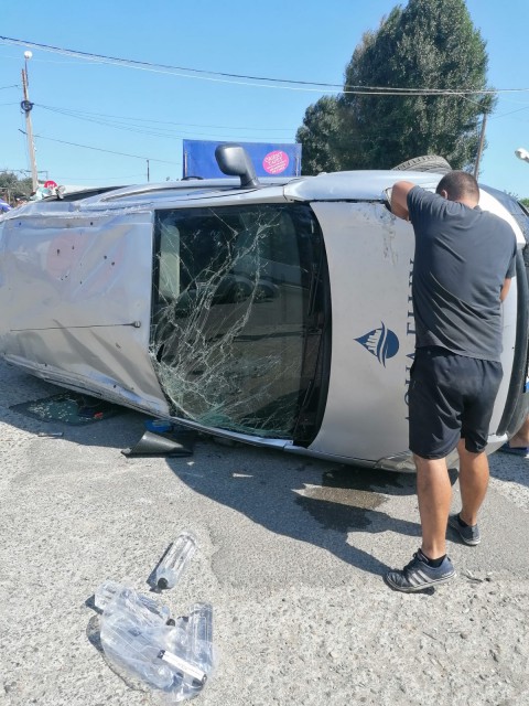 MAŞINĂ RĂSTURNATĂ pe bulevardul Aurel Vlaicu, o VICTIMĂ transportată la SPITAL