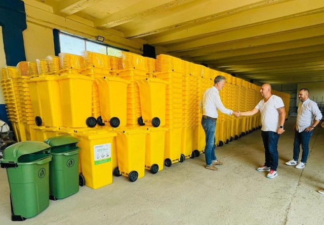 Primăria Orașului Năvodari începe distribuirea pubelelor galbene