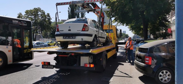 ATENŢIE, ŞOFERI! Se RIDICĂ MAŞINILE ABANDONATE