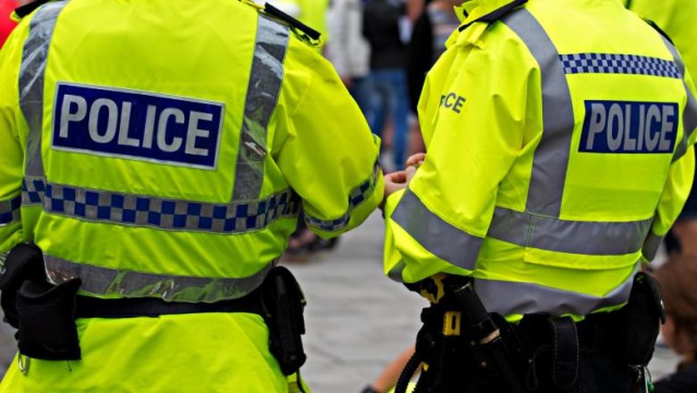 Marea Britanie: Poliția VA CONTROLA conturile de socializare ale britanicilor care cer permis de port-armă