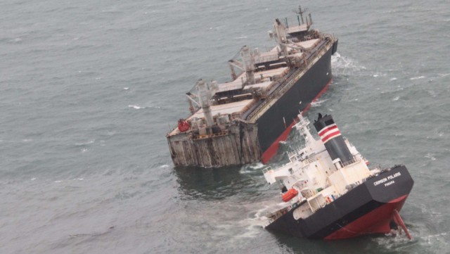 O navă s-a rupt în două într-un port în Japonia, provocând o scurgere de petrol
