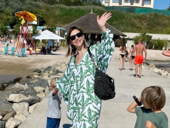 Cum arată Adela Popescu în costum de baie, la trei săptămâni după ce a născut!