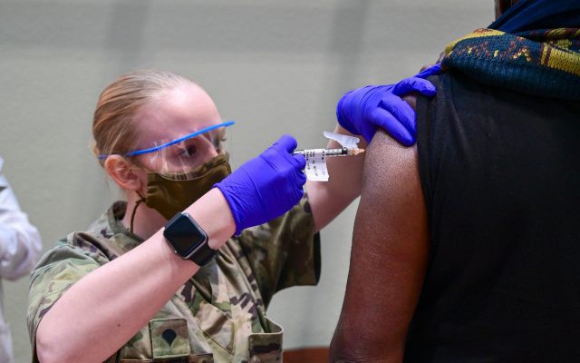Vaccinarea împotriva COVID-19, obligatorie pentru militari, în SUA