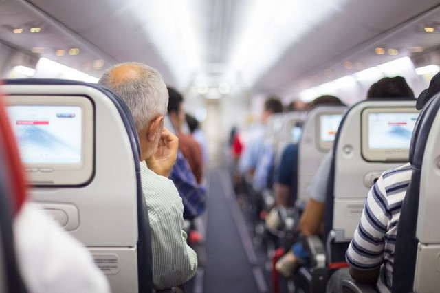 Călătoria cu avionul: cum reduci riscul de îmbolnăvire?