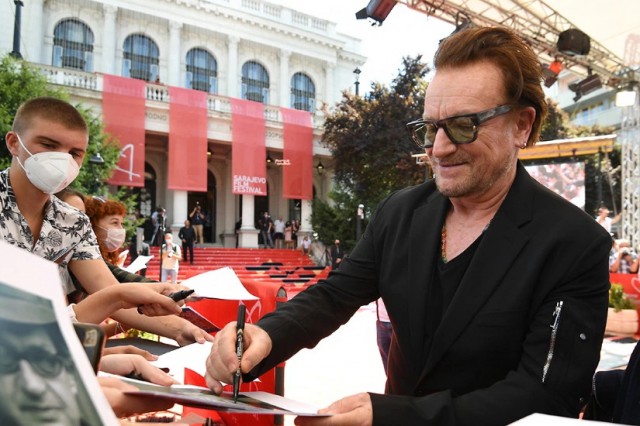 Bono, solistul trupei U2, apariţie surpriză la Festivalul de Film de la Sarajevo
