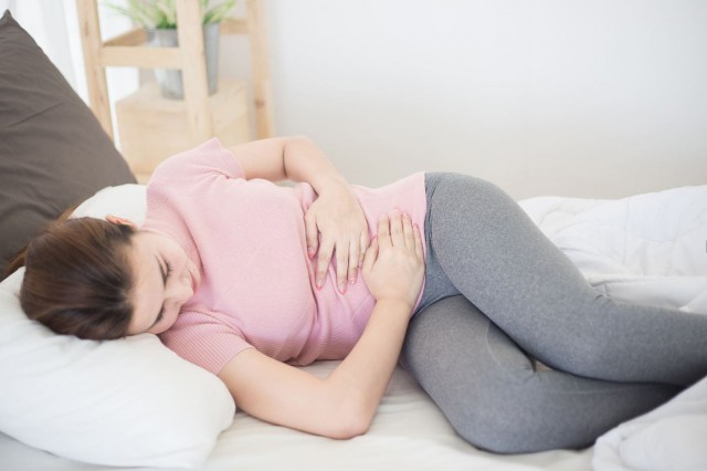 Crampele menstruale: ce le cauzează și cum le tratăm