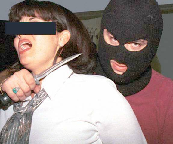 I-a pus CUŢITUL la GÂT SOŢIEI, de faţă cu FIICA MINORĂ!