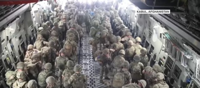 Haos la aeroportul din Kabul. Mii de oameni au invadat incinta pentru a fugi din țară. Video