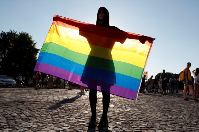 AUR cere MUTAREA marșului LGBTQ din Piața Victoriei