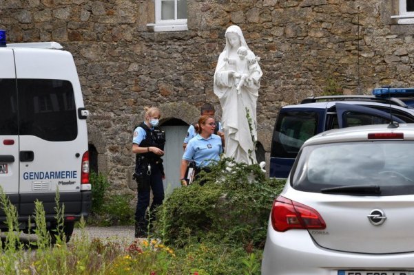 Franţa: Un preot catolic a fost asasinat în vestul ţării