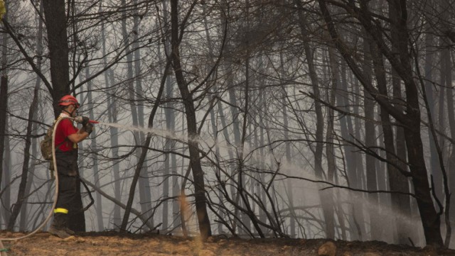 Un nou incendiu a izbucnit în apropiere de Atena, după ce pompierii au anunțat că au situația sub control