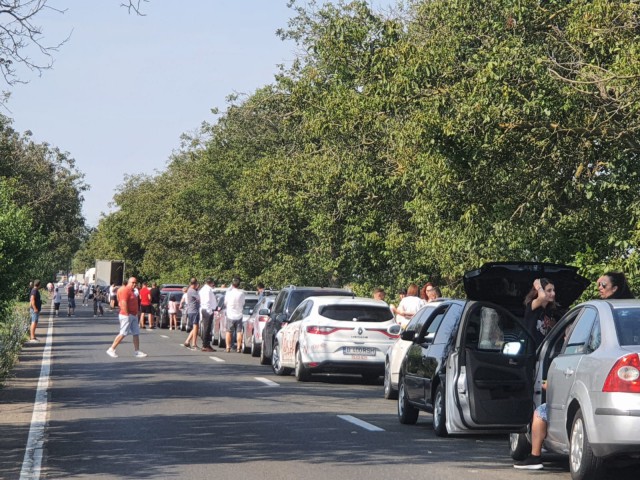 BLOCAJ în vama NEGRU VODĂ: COZI KILOMETRICE la ieșire din ȚARĂ