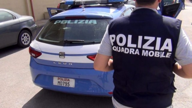 Un român din Italia a căzut de la balcon în timp ce își urmărea soția ca să o ucidă