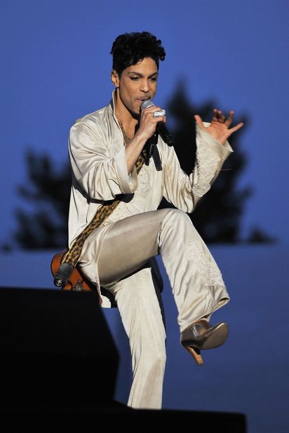 Pasiunea lui Prince pentru pantofii cu toc i-a grăbit moartea. Artistul avea 3.000 de perechi