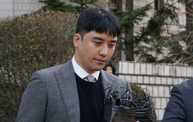 Fostul cântăreţ de K-pop Seungri, condamnat la trei ani de închisoare într-un dosar de prostituţie