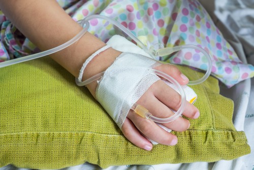 Proiect: Spitalele nu vor mai putea cere sume exorbitante pentru părintele care vrea să aibă grijă de copilul internat
