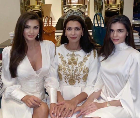 Surorile Gabor s-au reunit în Dubai. Monica şi Ramona au tratat-o regeşte pe Alina